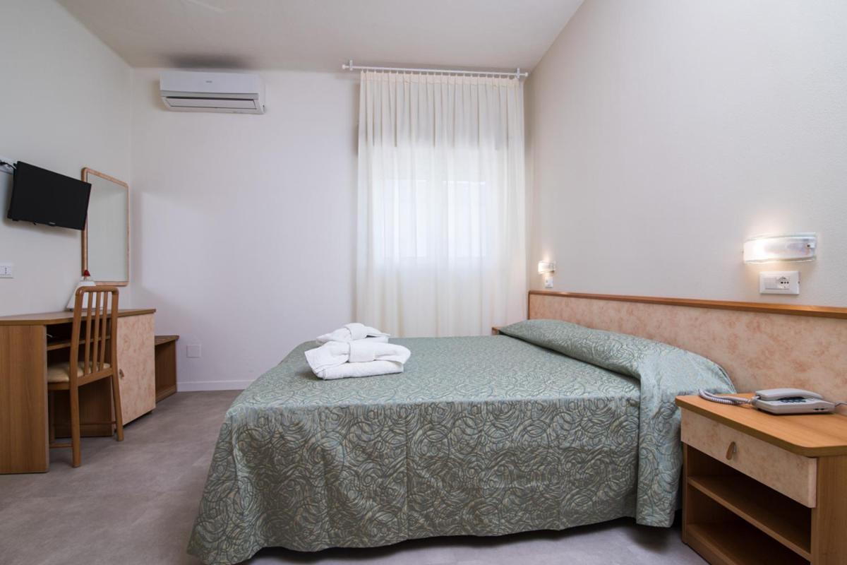 Hotel Ondina E Milazzo Cervia Bagian luar foto