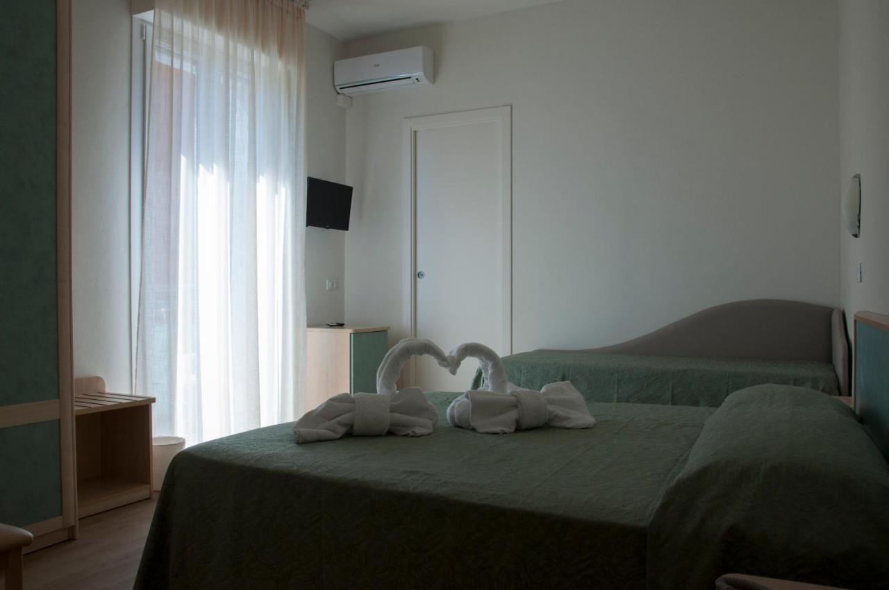 Hotel Ondina E Milazzo Cervia Bagian luar foto