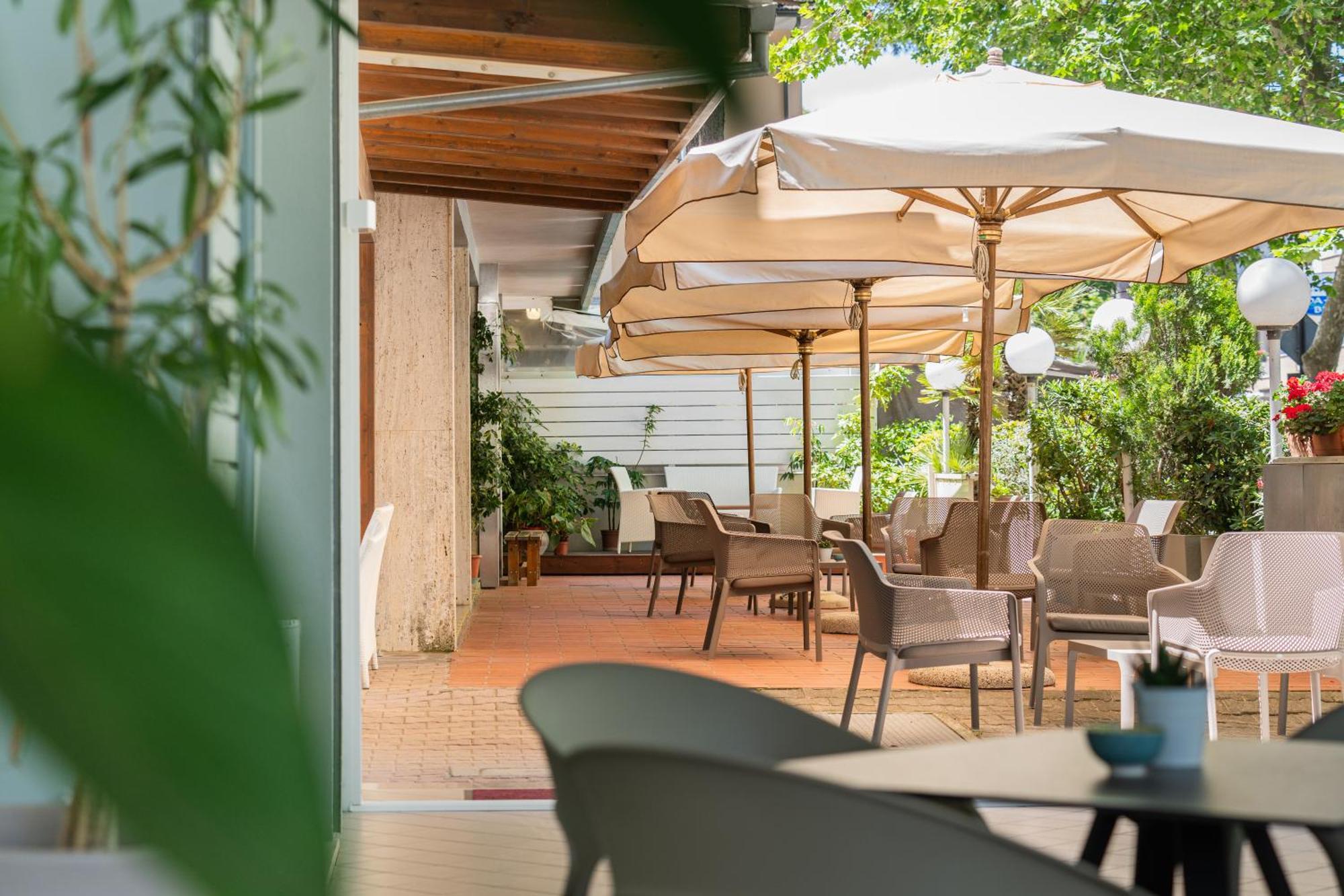 Hotel Ondina E Milazzo Cervia Bagian luar foto