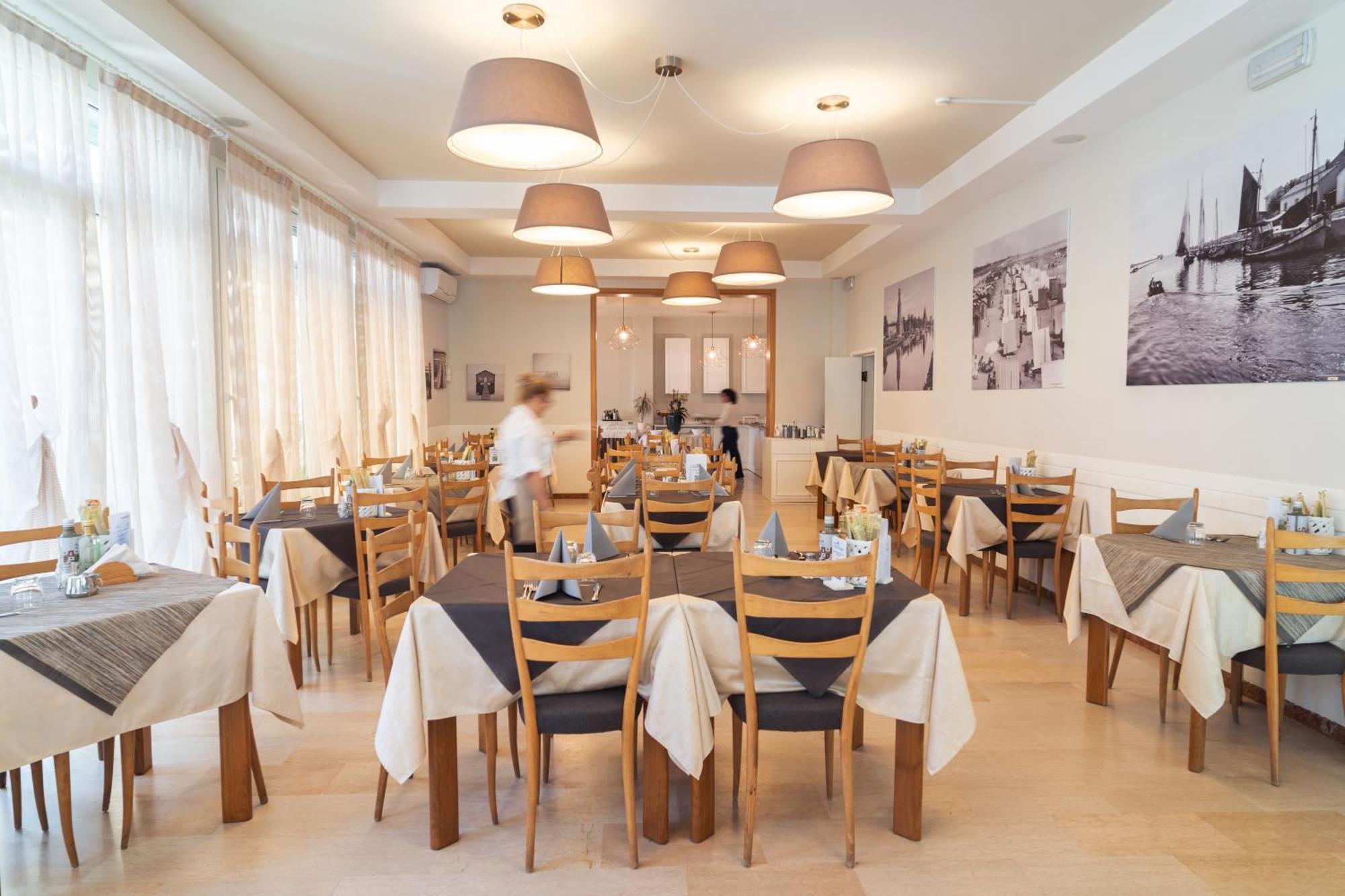 Hotel Ondina E Milazzo Cervia Bagian luar foto