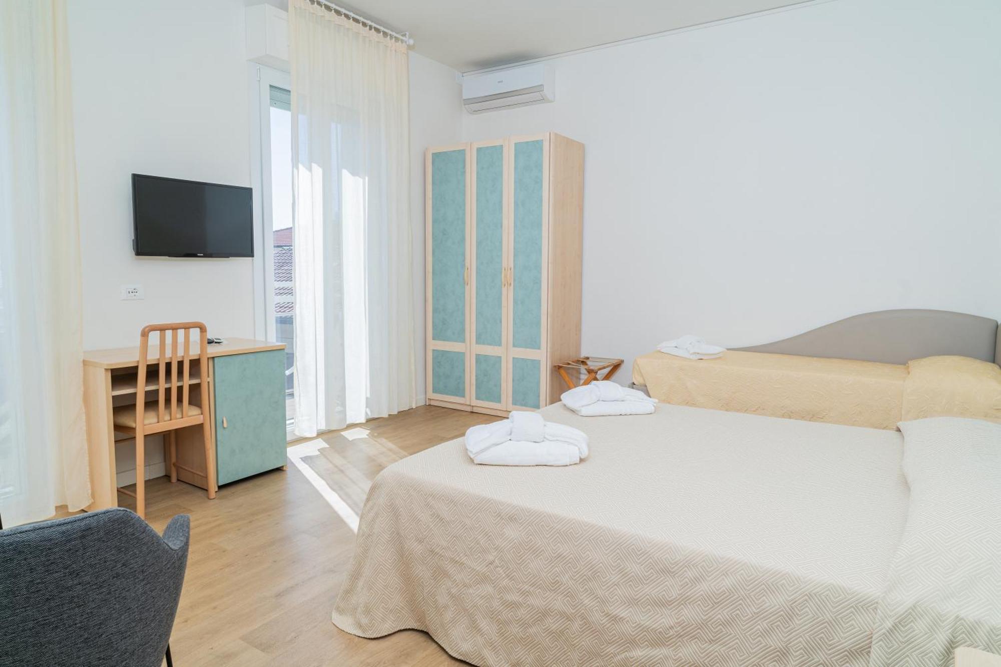 Hotel Ondina E Milazzo Cervia Bagian luar foto
