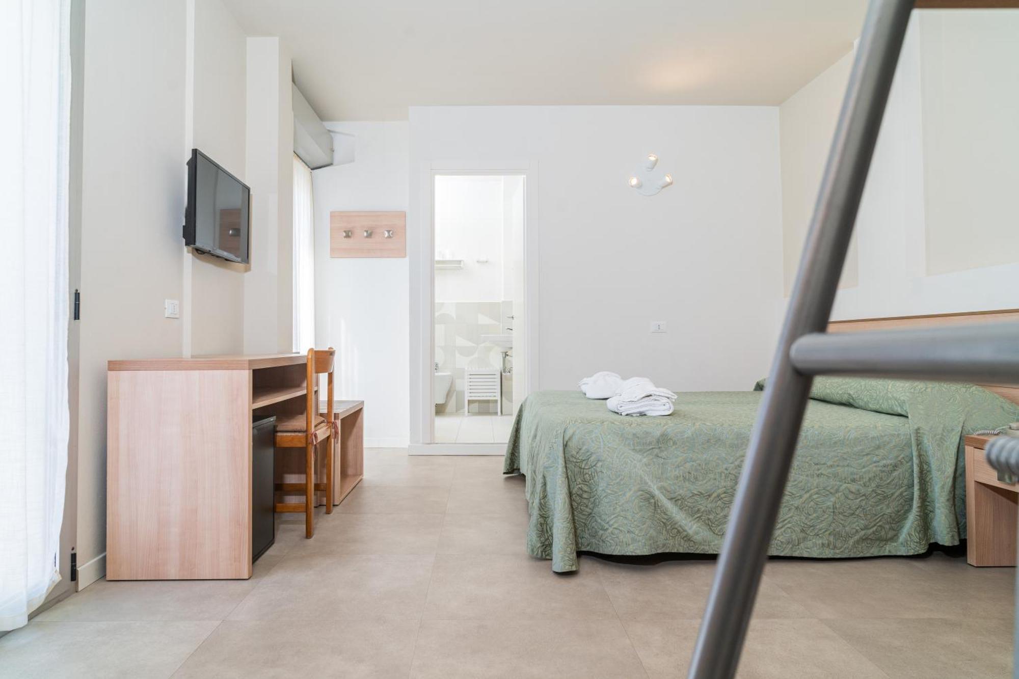 Hotel Ondina E Milazzo Cervia Bagian luar foto