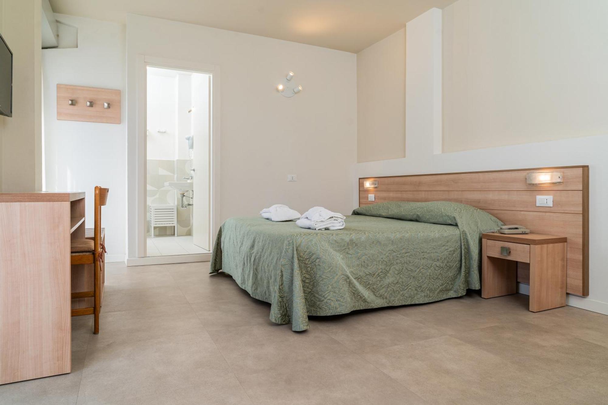 Hotel Ondina E Milazzo Cervia Bagian luar foto